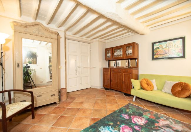 Appartamento a Lucca - Madalina Apartment in Center Town Appartamento a Lucca - Madalina Apartment in Center Town