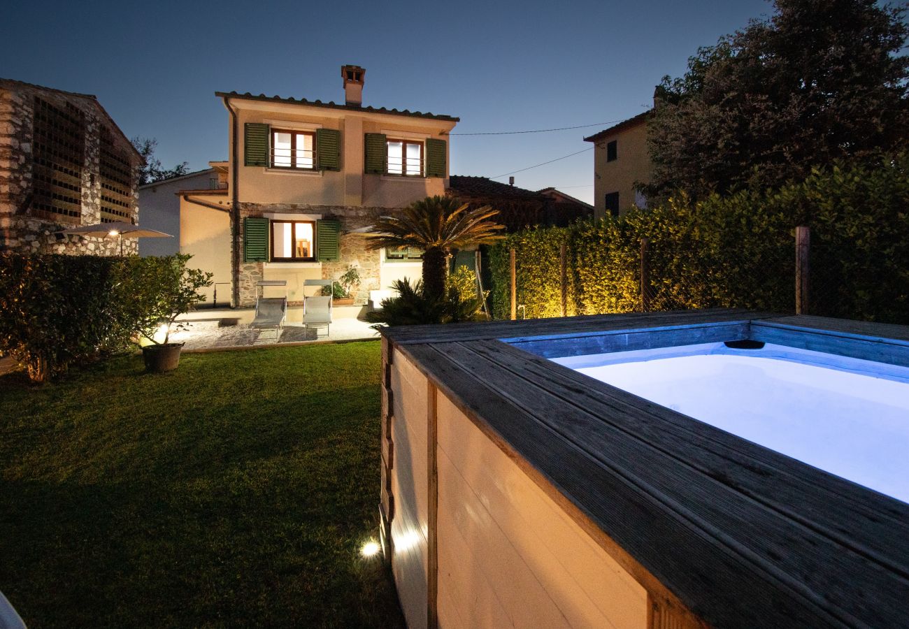 Casa a Capannori - Casa I Tre Cipressi with Swimming Pool