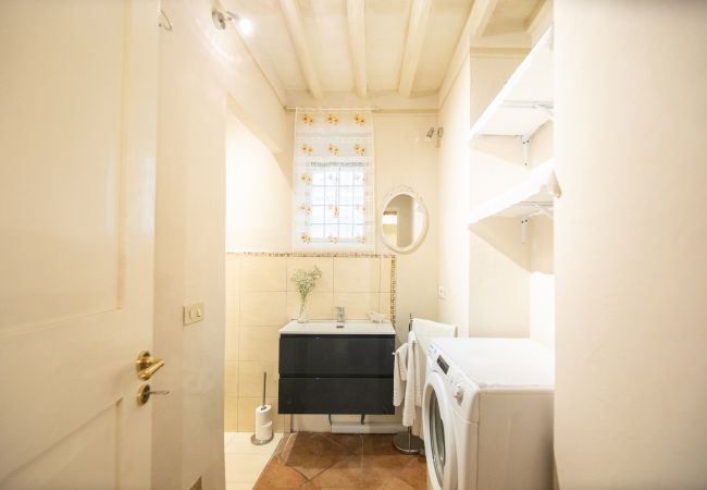 Ferienwohnung in Lucca - Madalina Apartment in Center Town Ferienwohnung in Lucca - Madalina Apartment in Center Town