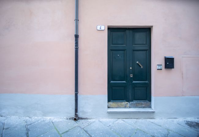 Ferienwohnung in Lucca - Madalina Apartment in Center Town Ferienwohnung in Lucca - Madalina Apartment in Center Town