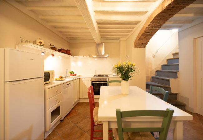 Ferienwohnung in Lucca - Madalina Apartment in Center Town Ferienwohnung in Lucca - Madalina Apartment in Center Town