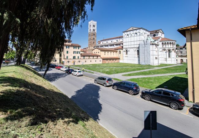 Ferienwohnung in Lucca - Madalina Apartment in Center Town Ferienwohnung in Lucca - Madalina Apartment in Center Town