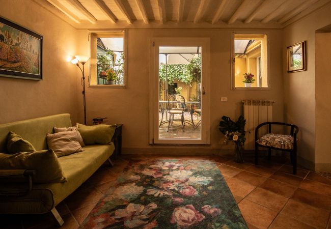 Ferienwohnung in Lucca - Madalina Apartment in Center Town Ferienwohnung in Lucca - Madalina Apartment in Center Town