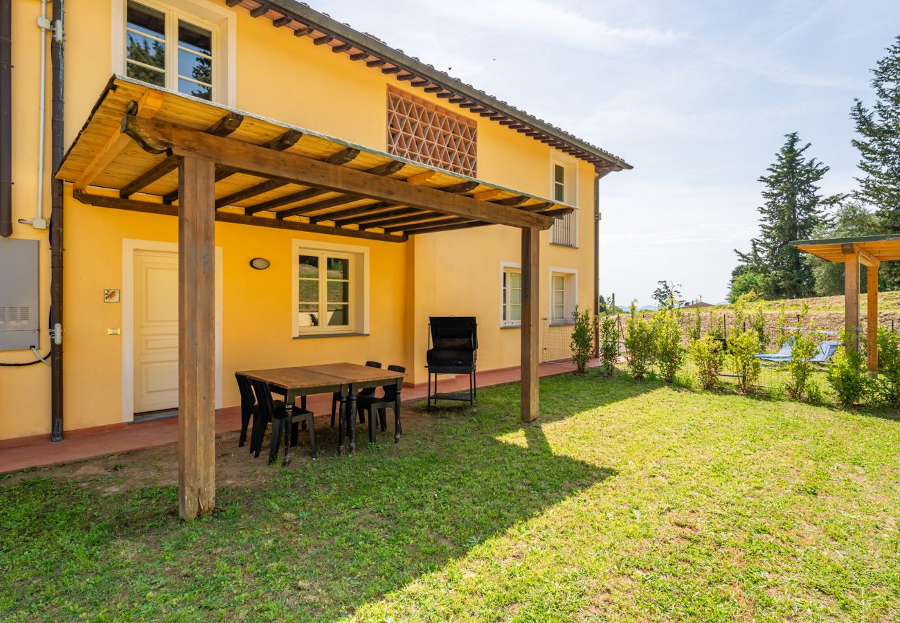 Ferienwohnung in Capannori - Il Melograno Apartment with Swimming Pool