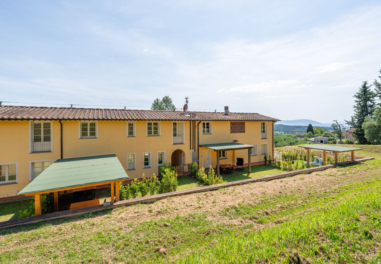 Ferienwohnung in Capannori - Il Melograno Apartment with Swimming Pool