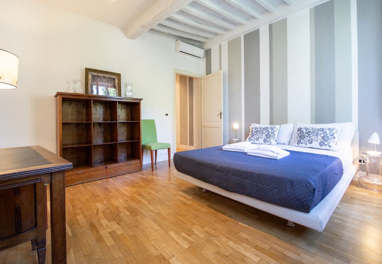 Apartment in Lucca - Tango Luxury Suite in Center Town
