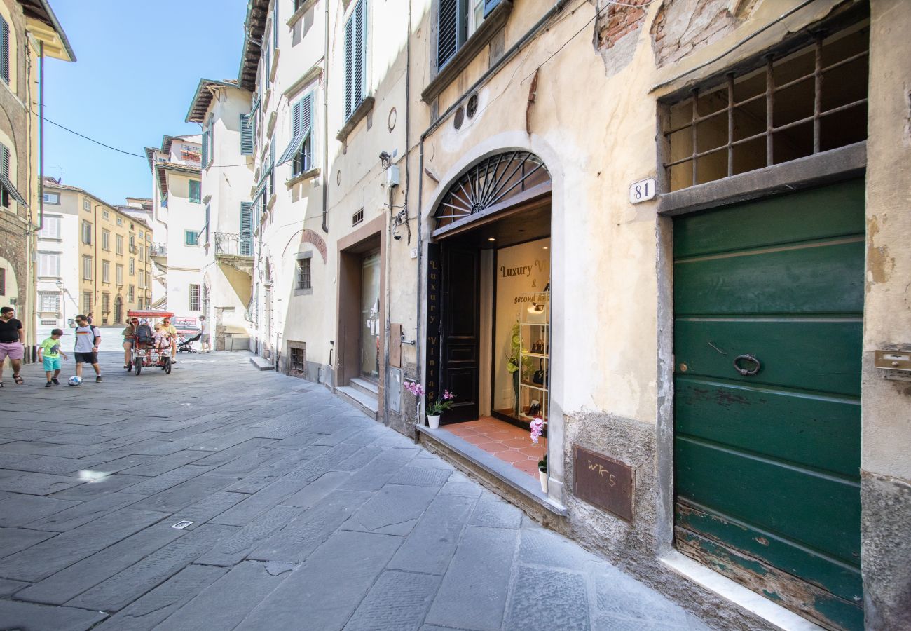 Apartment in Lucca - Tango Luxury Suite in Center Town