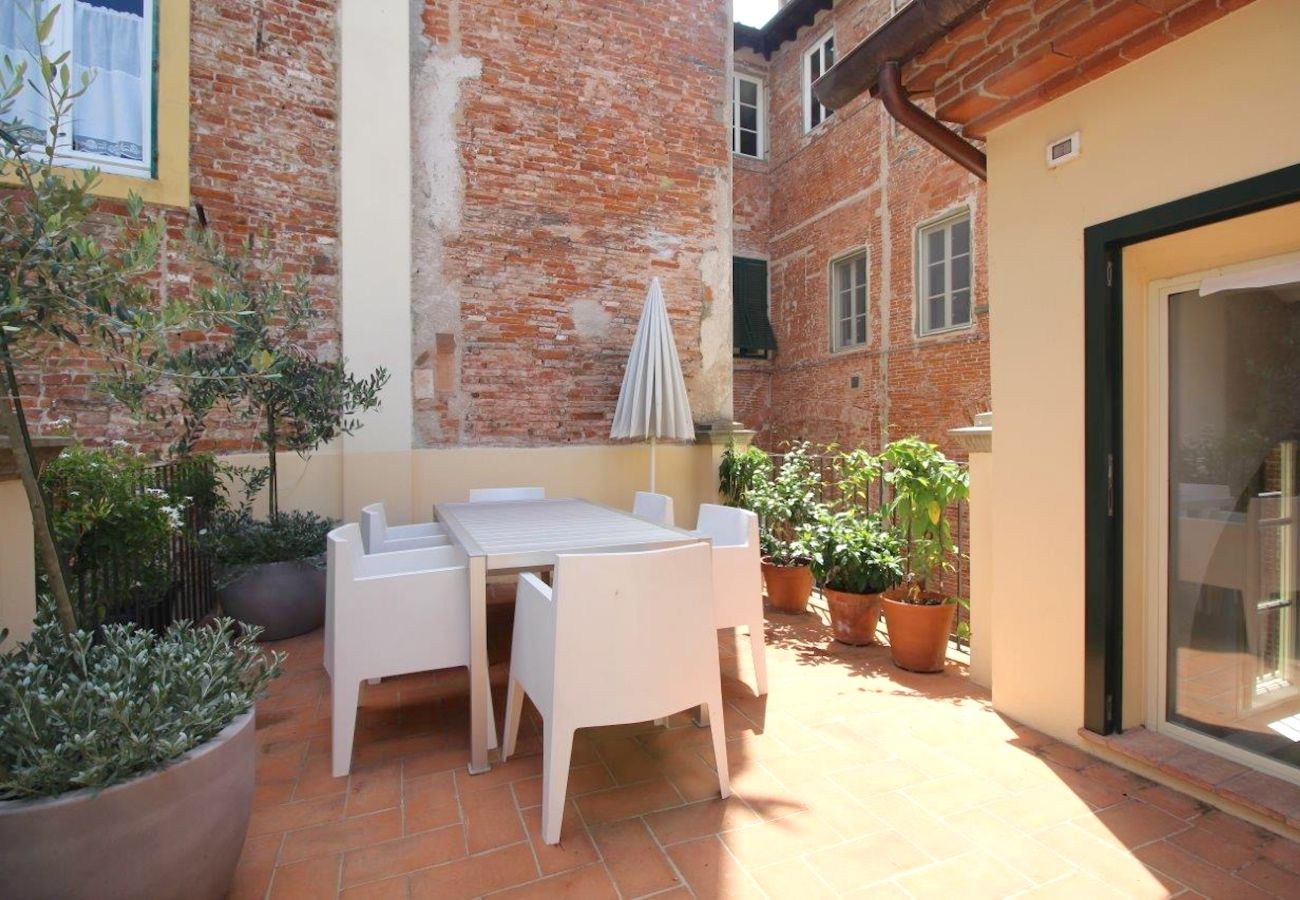 Apartment in Lucca - Arcobaleno Apartment in Center Town with Terrace