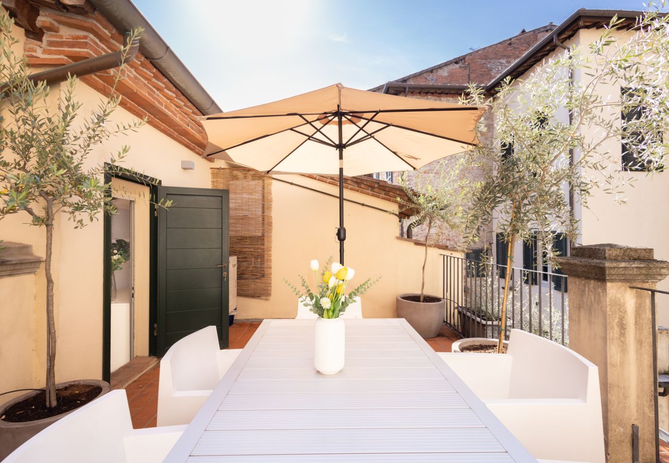 Apartment in Lucca - Arcobaleno Apartment in Center Town with Terrace