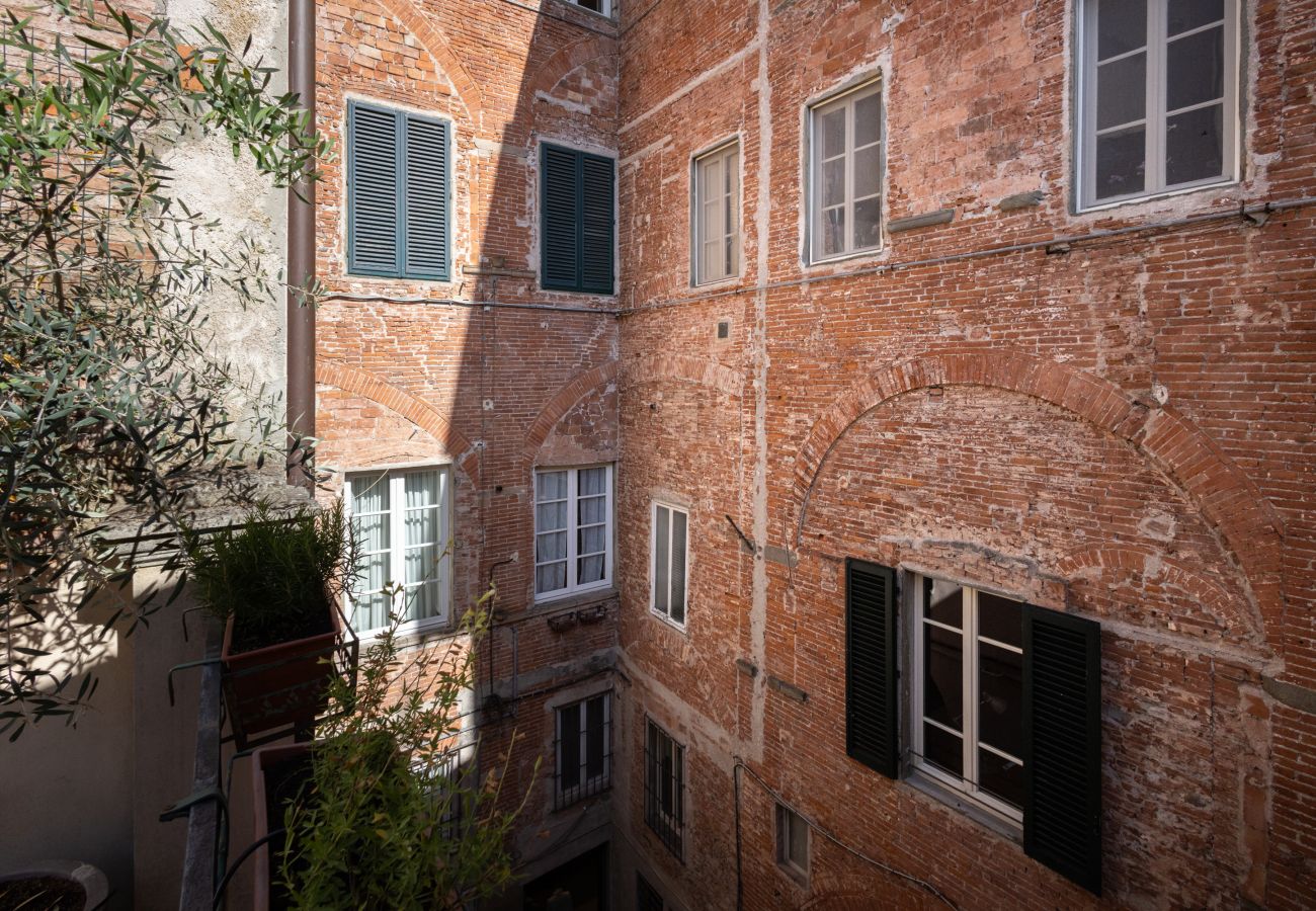 Apartment in Lucca - Arcobaleno Apartment in Center Town with Terrace