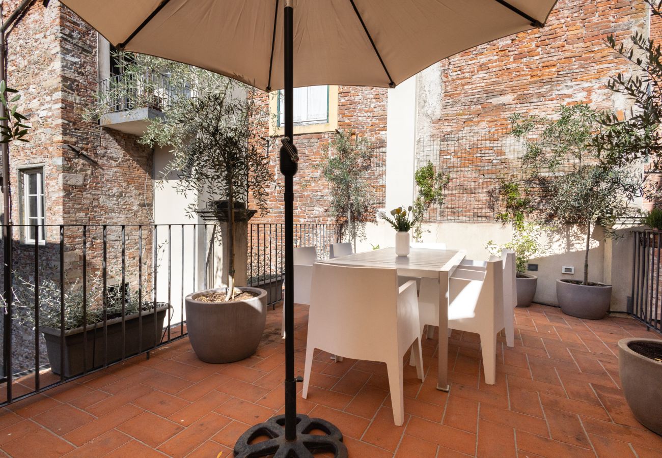 Apartment in Lucca - Arcobaleno Apartment in Center Town with Terrace