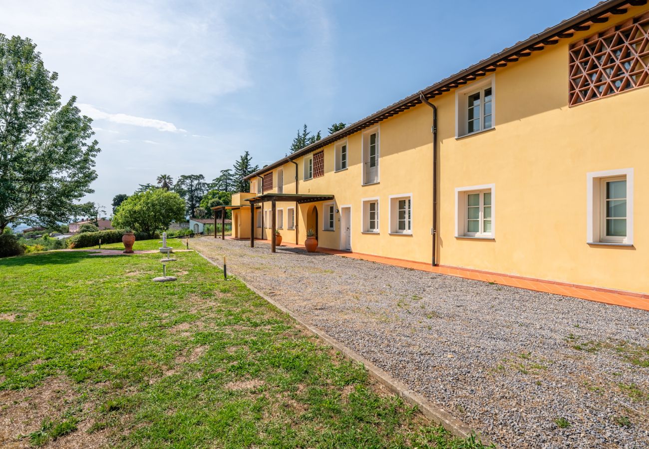 Apartamento en Capannori - Il Melograno Apartment with Swimming Pool