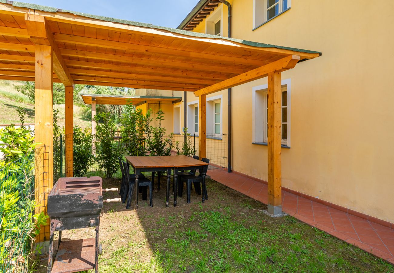 Apartamento en Capannori - Il Girasole Apartment with Swimming Pool